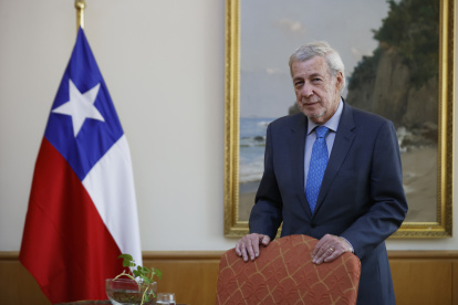El ministro de Relaciones Exteriores de Chile, Alberto Van Klaveren, durante una entrevista con EFE, en Santiago de Chile.