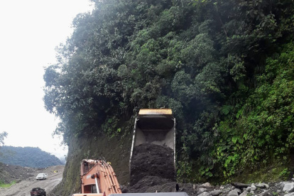 Maquinaria. Imagen referencial de trabajos de limpieza en la vía.