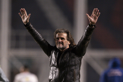 La felicidad del entrenador Rubén Darío Insúa tras la remontada de San Lorenzo ante Estudiantes de Mérida.