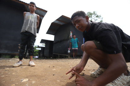 Los menores de edad juegan en canchas de tierra para divertirse