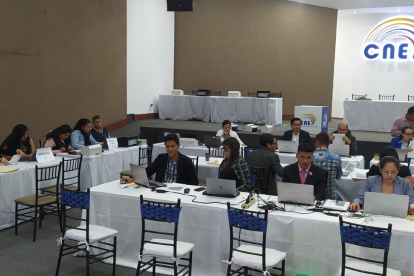 Los equipos técnicos del CNE revisan la documentación que ha sido entregada en el organismo.