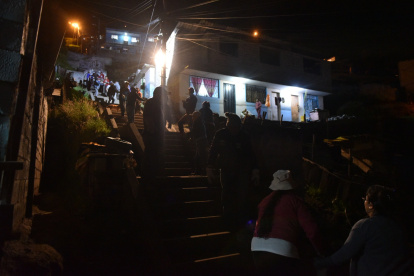 Entretenido. Mientras trabajan, los vecinos hacen bromas y se dan aliento para que la labor sea más llevadera.