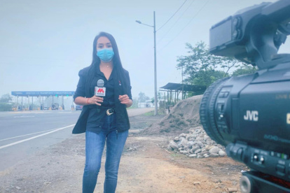 Labor. La periodista Lissette Ormaza en una cobertura comunitaria.