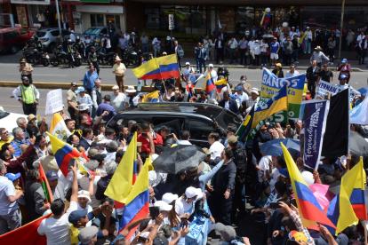 Simpatizantes. Varios candidatos llegaron a inscribirse en el CNE junto a su grupo de simpatizantes.