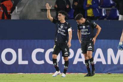 Lorenzo Faravelli (i) de Independiente celebra su gol hoy, en un partido de fase de grupos de la Copa Libertadores entre Independiente del Valle y Argentinos Juniors.