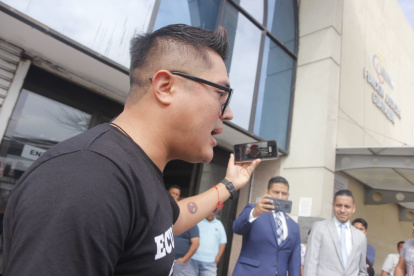 Instantes posteriores a la audiencia en las oficinas judiciales.