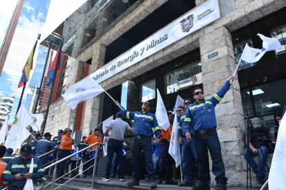 Trabajadores del sector eléctrico se manifiestan contra la posible medida, frente al ministerio del ramo