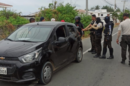 Asaltos. En este vehículo fueron detenidos cuatro hombres.