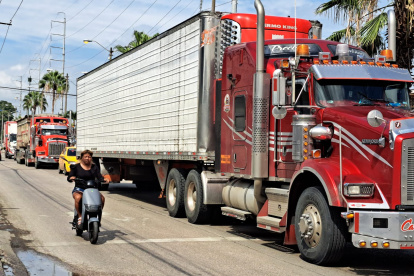 Peligro. El paso de carros pesado vuelve peligrosa esta avenida.