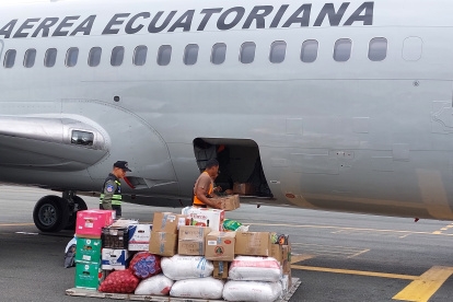 La primera carga con ayuda humanitaria partió desde Guayaquil hacia las islas Santa Cruz y San Cristóbal.