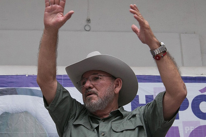 De las primeras investigaciones se desprende que los sicarios atacaron el automotor de Mora con rifles tipo Barret de calibre .50.