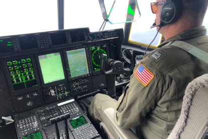 Imagen de archivo cedida por la Guardia Costera de EE. UU. que muestra a los miembros de la tripulación de la Estación Aérea de la Guardia Costera de Elizabeth City, Carolina del Norte. EFE/EPA/PETTY OFFICER 1ST CLASS AMBER HOWIE