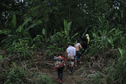 Trocha. Los caminos que hay que transitar en la selva están llenos de obstáculos. Los migrantes viajan con enormes maletas repletas de sus pertenencias para, en su mayoría, llegar a EE. UU.