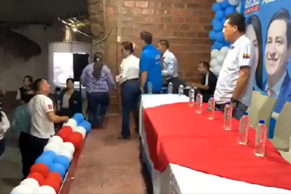 Huaquillas. Hasta los globos sobrevivieron al supuesto atentado. A la izquierda, dos militantes se alejan corriendo segundos antes de la explosión.