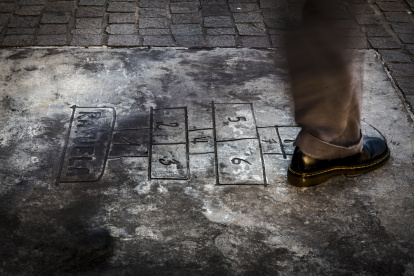 El dibujo de una rayuela en una plaza frente a la Biblioteca Nacional, en el sesenta aniversario de la publicación de la disruptiva novela "Rayuela".