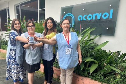 Apoyo. Voluntarias de Acorvol, en la organización de la colecta.