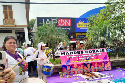 Hasta los exteriores de la dependencia judicial llegaron unas 20 personas que portaban camisetas con la foto de Naomi Arcentales