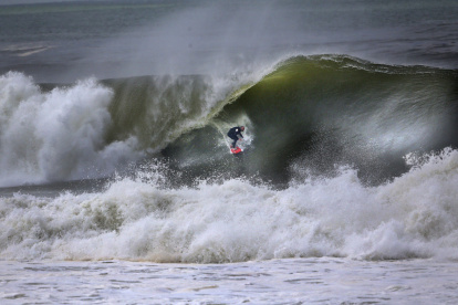 Un surfista mantiene el equilibrio sobre una gran ola en la playa de Narrabeen al norte de las playas de Sidney, Nueva Gales del Sur, Australia, en una imagen de archivo.