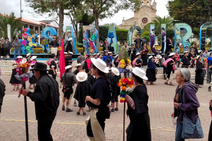 Saraguro. Un grupo de personas participa de una actividad cultural.