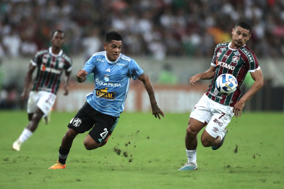 AMDEP5248. RÍO DE JANEIRO (BRASIL), 27/06/2023.- André (d) de Fluminense disputa el balón con Joao Grimaldo de Sporting hoy, en un partido de la fase de grupos de la Copa Libertadores entre Fluminense y Sporting Cristal en el estadio Maracaná en Río de Janeiro (Brasil). EFE/ Andre Coelho