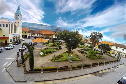 Ruta. El parque central del cantón Oña, un sitio turístico.