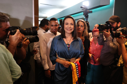 María Corina Machado, candidata de Vente Venezuela (VV) llega para su inscripción el 23 de junio de 2023, como candidata a las primarias que se celebrarán el próximo 22 de octubre, en Caracas (Venezuela). La opositora de Venezuela María Corina Machado calificó de "inútil" la inhabilitación política por un período de 15 años que pesa sobre ella, dada a conocer este viernes por el diputado José Brito, que solicitó a la Contraloría información sobre el estatus de la antichavista, quien presentó su candidatura a las primarias de octubre. EFE/ Miguel Gutierrez