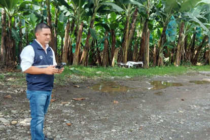 Trabajador de Agrocalidad operando un dron.