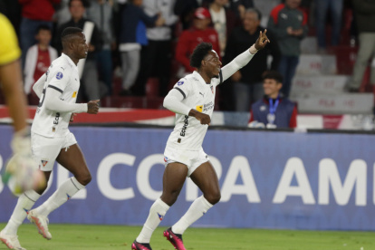 Los albos recuperaron la efectividad para clasificar a los octavos de final.