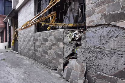 Extremos. Parecería que con solo mirarla, la casa podría venirse abajo. Está inhabitada.