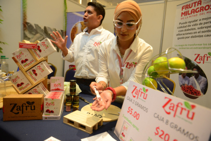 Feria. Diego Tapia, gerente de Ecuaforestar, promueve la venta de la fruta en ferias como la que organizó la Cámara de Industrias de Guayaquil.