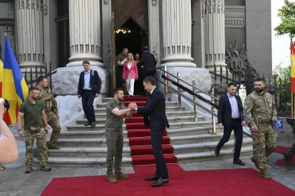 - El presidente del Gobierno, Pedro Sánchez (c-d), saluda al jefe del Estado ucraniano, Volodímir Zelenski (c-i), este sábado en Kiev (Ucrania), día en que España estrena presidencia europea. Sánchez transmitió a Zelenski el apoyo de la presidencia española de la UE al proceso de reformas que exige Bruselas a Kiev para iniciar negociaciones de acceso. EFE/ Borja Puig De La Bellacasa / Moncloa SÓLO USO EDITORIAL / SÓLO DISPONIBLE PARA ILUSTRAR LA NOTICIA QUE ACOMPAÑA (CRÉDITO OBLIGATORIO)
