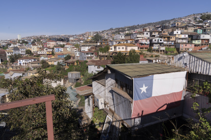 Fotografía de una zona poblada, el 29 de junio de 2023, en los cerros de la ciudad de Valparaíso (Chile).