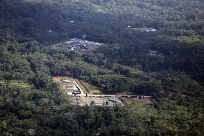 Explotación. Panorámica de instalaciones petroleras en el Yasuní.