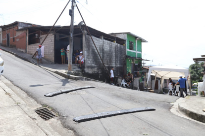 Dolor. Los familiares velaron los restos del niño