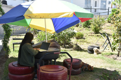 Construcción. Con materiales usados como llantas, fierros y tablas, los moradores de la manzana 26 elaboraron mesas y sillas para uso diario