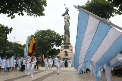 Al pie del monumento a los Próceres de la Independencia, se realizó el Pregón Cívico, en el parque Centenario.
