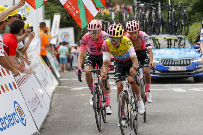 Richard Carapaz (c) cruzó la meta de la primera etapa con las señales del fuerte golpe que sufrió en su rodilla.