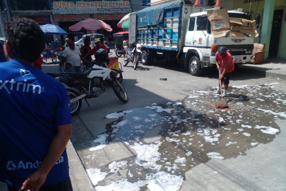 Alteración. Habitantes lanzaron agua para limpiar la escena del crimen.