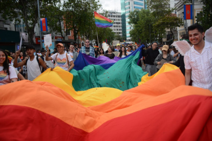 Cientos de personas se dieron cita en el lugar para celebrar el orgullo LGBTI.