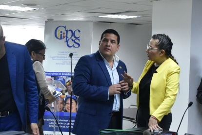 Aliados. El correísta Alembert Vera, presidente del CPCCS, y Priscila Schettini, del colectivo de abogados correístas, no piensan detener su persecución.