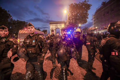 Nanterre (France), 01/07/2023.- Riot police forces secure the area in front of the Arc de triomphe amid fears of another night of clashes with protestors in Paris, France, 01 July 2023. Violence broke out all over France after police fatally shot a 17-year-old teenager during a traffic stop in Nanterre on 27 June. (Protestas, Disturbios, Francia) EFE/EPA/MOHAMMED BADRA