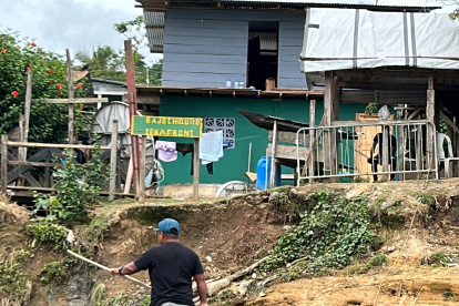 BAJO CHIQUITO. De todas las nacionalidades se juntan en la comunidad para pasar una noche o unos días. Algunos de los migrantes terminan trabajando en el sitio para conseguir dinero.