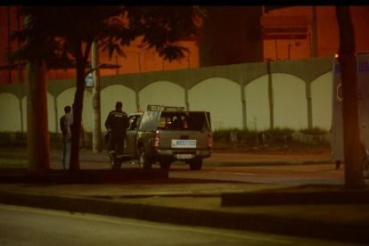 De acuerdo a testigos los asesinos llegaron en un vehículo plomo.