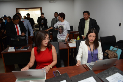 Juicio. Abogados y familiares de María Belén Bernal durante una de las audiencias del juicio.