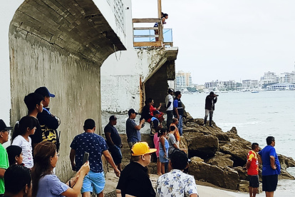 Turistas y habitantes de la localidad salieron del agua, para prevenir cualquier ataque.