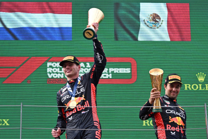 Spielberg (Austria), 02/07/2023.- First placed Dutch Formula One driver Max Verstappen (L) of Red Bull Racing and third placed Mexican teammate Sergio Perez (R) celebrate with the trophies on the podium after the Formula 1 Austrian Grand Prix at the Red Bull Ring race track in Spielberg, Austria, 02 July 2023. (Fórmula Uno) EFE/EPA/CHRISTIAN BRUNA