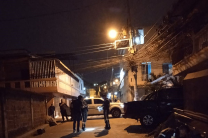 Escena. Miembros de Criminalística recogieron 18 indicios balísticos en el sitio donde se produjo el asesinato.
