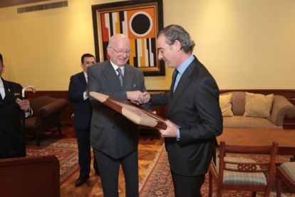 Xavier Simon, decano del Cuerpo Consular, entrega un presente al cónsul Jorge Friend.