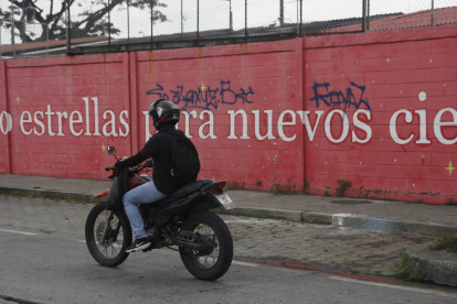 Situación. Diferentes garabatos presentan algunos murales.