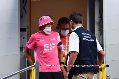 Richard Carapaz (i) se mostró optimista de tener una pronta recuperación.